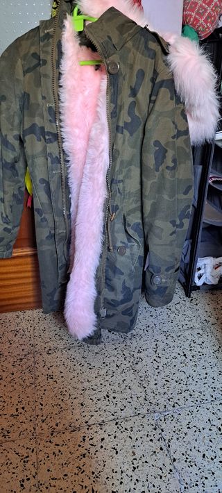 Chaqueta estampado militar con pelo