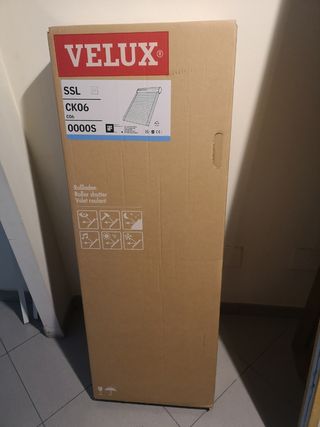 Velux persiana solar.