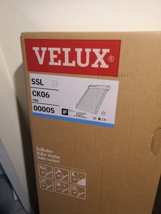 Velux persiana solar.