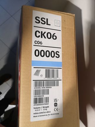 Velux persiana solar.