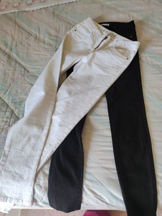 Due paia di pantaloni