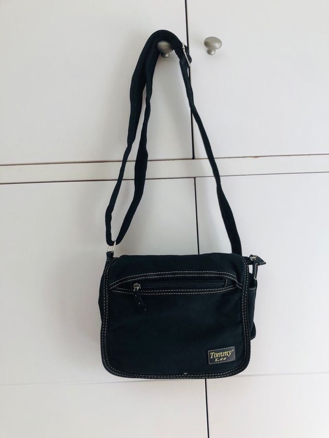 Bolso negro tela. Multiples compartimentos.