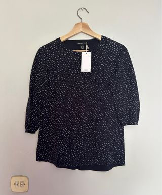 Jersey azul marino con puntos blancos de mango