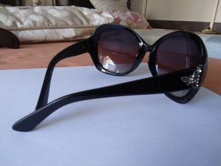 Gafas negras con libélula