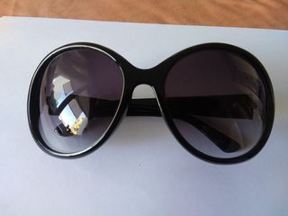 Gafas negras con libélula