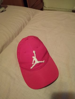 Gorra roja con logo blanco jordan