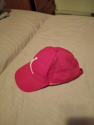 Gorra roja con logo blanco jordan