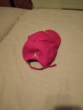 Gorra roja con logo blanco jordan