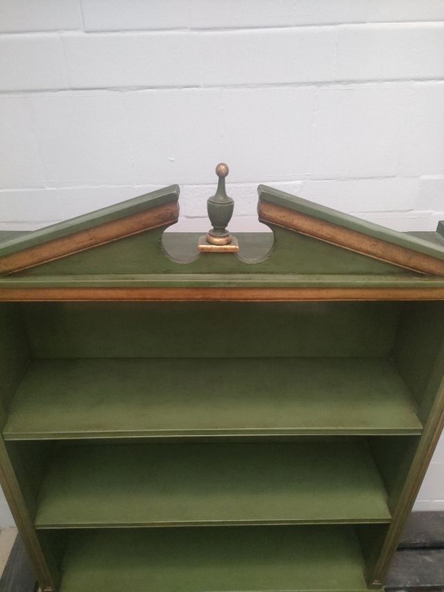 ESTANTERÍA ANTIGUA CON COPETE