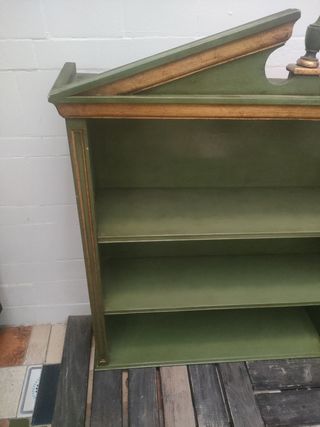 ESTANTERÍA ANTIGUA CON COPETE