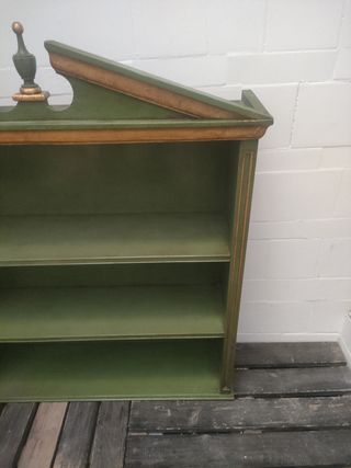 ESTANTERÍA ANTIGUA CON COPETE