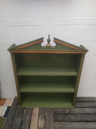ESTANTERÍA ANTIGUA CON COPETE