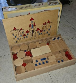 Juego de construcción . Castillo de madera