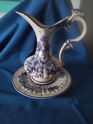 Jarra con plato o aguamanil de porcelana