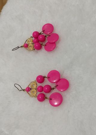 Pendientes fucsia.