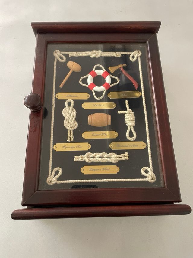 Chaveiro em madeira com nós de marinheiro