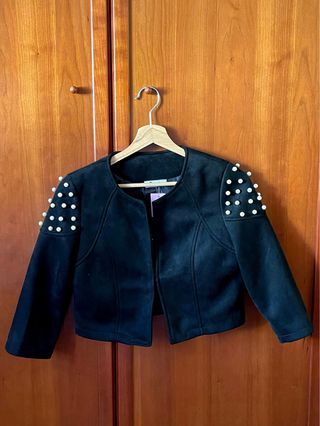 Chaqueta negra de antelina