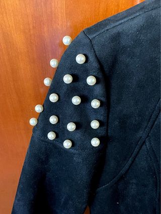 Chaqueta negra de antelina