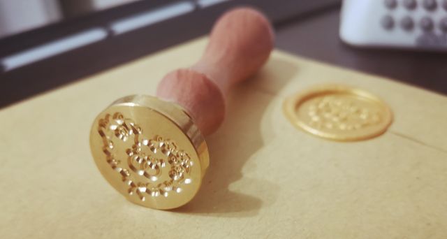 Sello de lacre invitaciones boda.