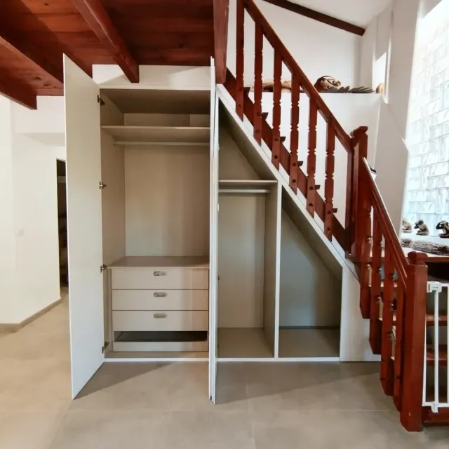 ARMARIO BAJO ESCALERA A MEDIDA