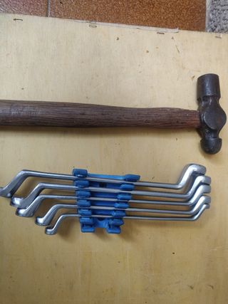 Herramientas.Llaves y martillo.