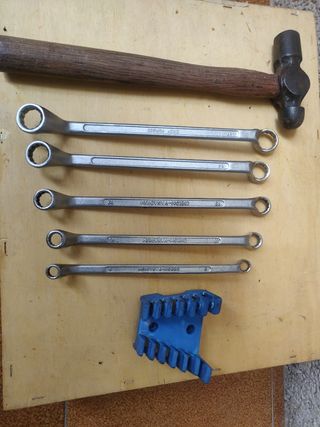 Herramientas.Llaves y martillo.