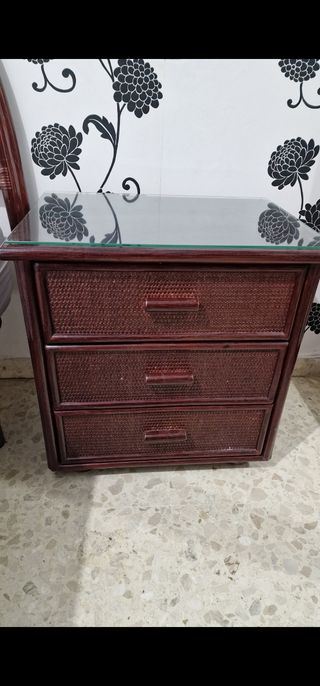 Mesita de noche de ratan