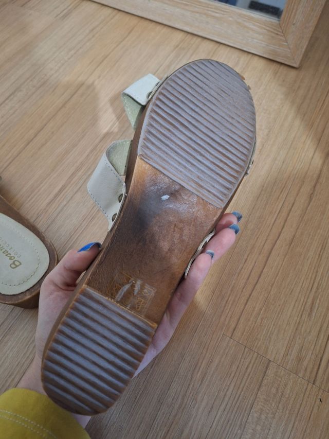 zuecos blancos de bosanova 