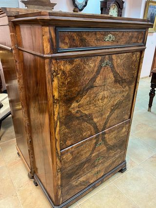 Mueble escritorio francés raíz de nogal.