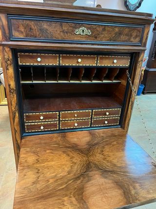Mueble escritorio francés raíz de nogal.