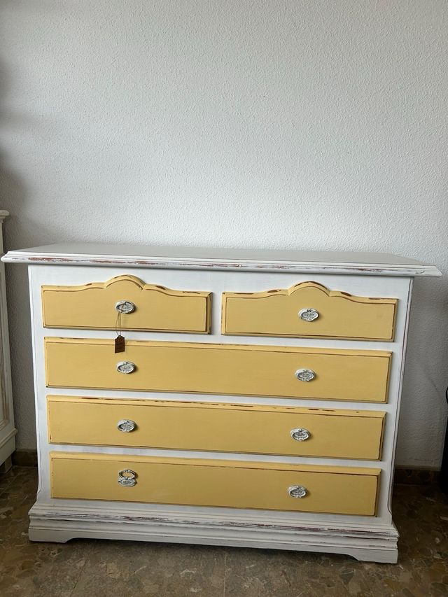 COMODA DE MADERA PINTADA
