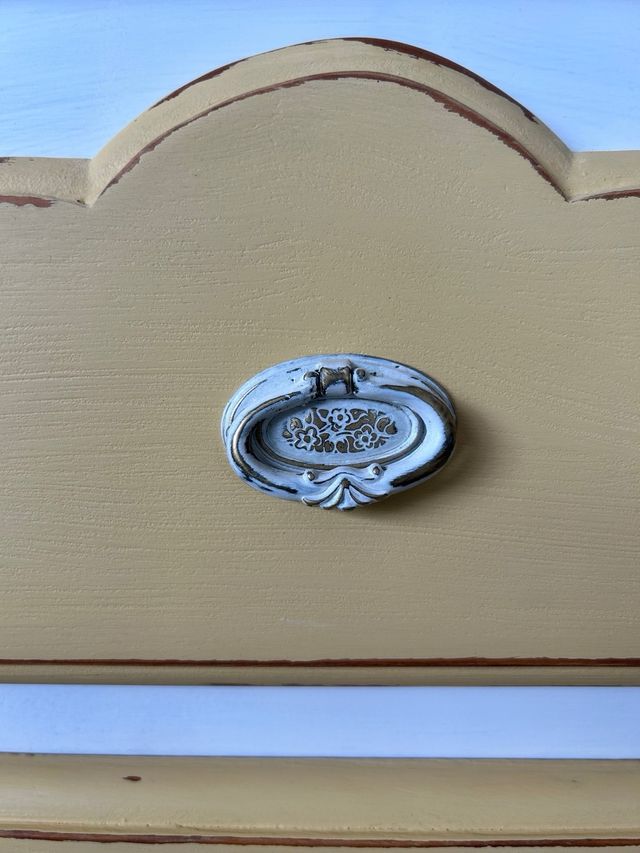 COMODA DE MADERA PINTADA