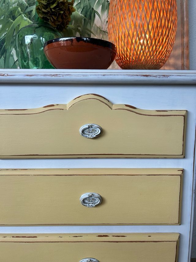 COMODA DE MADERA PINTADA