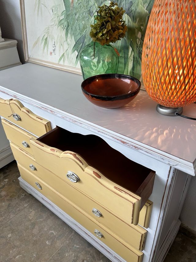COMODA DE MADERA PINTADA