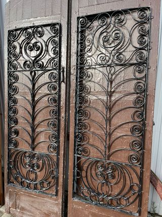 Portón de cuarterones con apertura y rejas