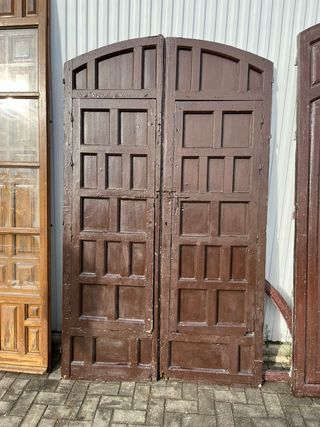 Portón de cuarterones con apertura y rejas