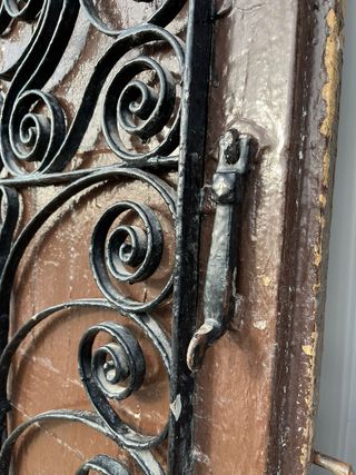 Portón de cuarterones con apertura y rejas