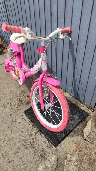 bicicleta infantil  de color rosa