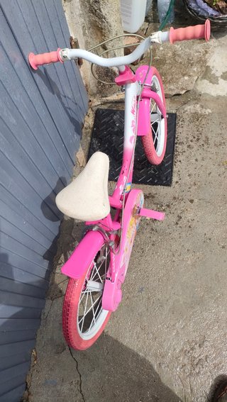 bicicleta infantil  de color rosa