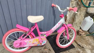 bicicleta infantil  de color rosa