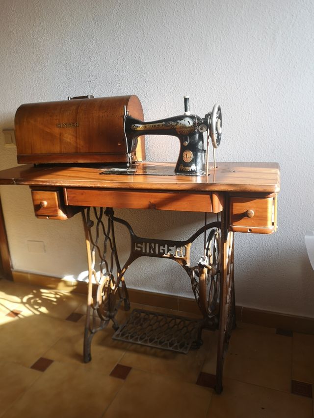 Máquina de coser SINGER con mueble original