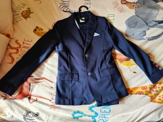 Traje completo con 2 camisas para niño . Talla 8-9