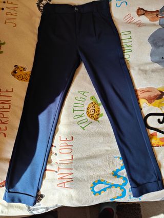 Traje completo con 2 camisas para niño . Talla 8-9