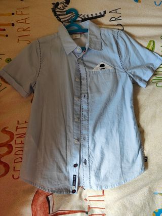 Traje completo con 2 camisas para niño . Talla 8-9