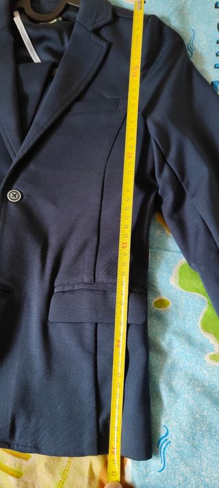 Traje completo con 2 camisas para niño . Talla 8-9