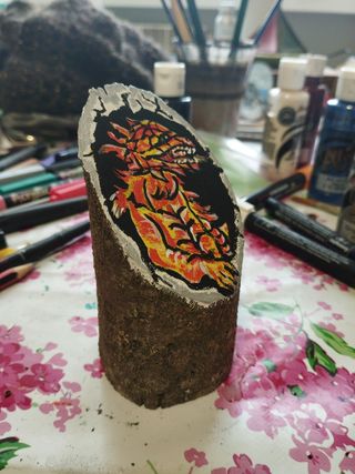 Drago, dipinto a mano su ramo