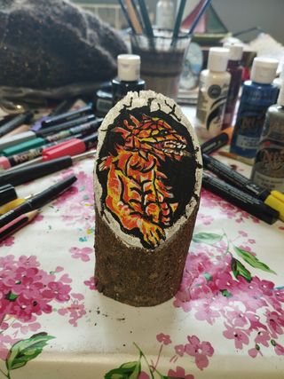 Drago, dipinto a mano su ramo