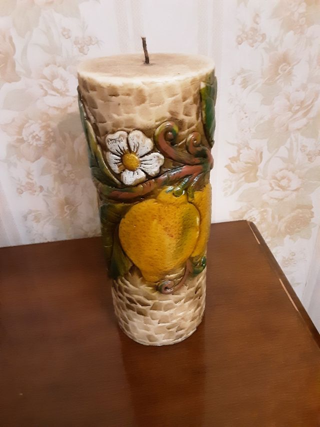 Candela con decoro di limoni