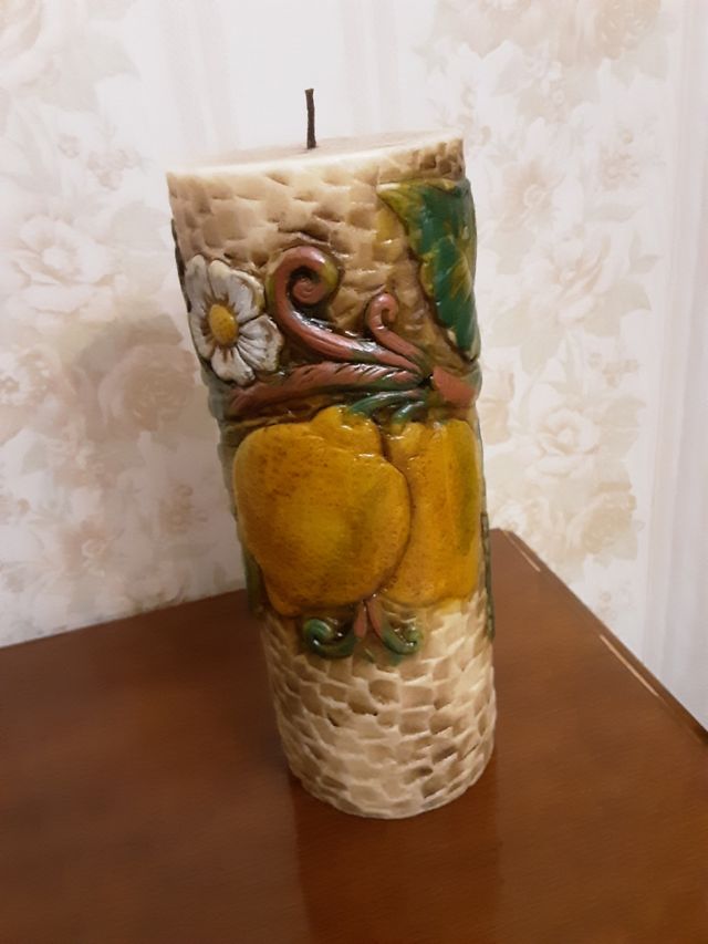 Candela con decoro di limoni
