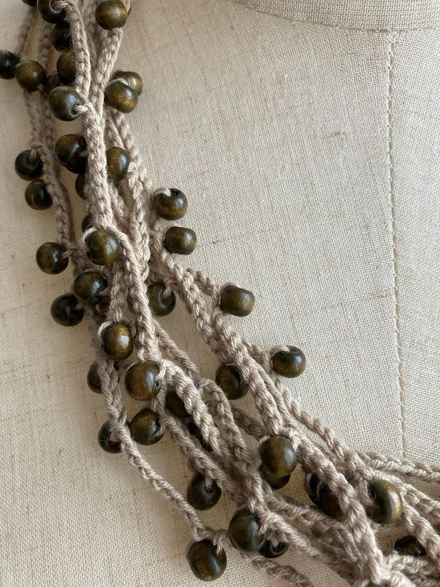 Collana con perle di legno